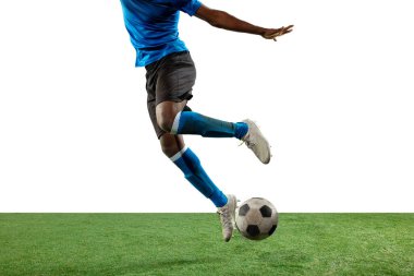 Profesyonel futbolun bacakları kapalı, futbolcu sahada top için savaşıyor, beyaz arka planda izole edilmiş.