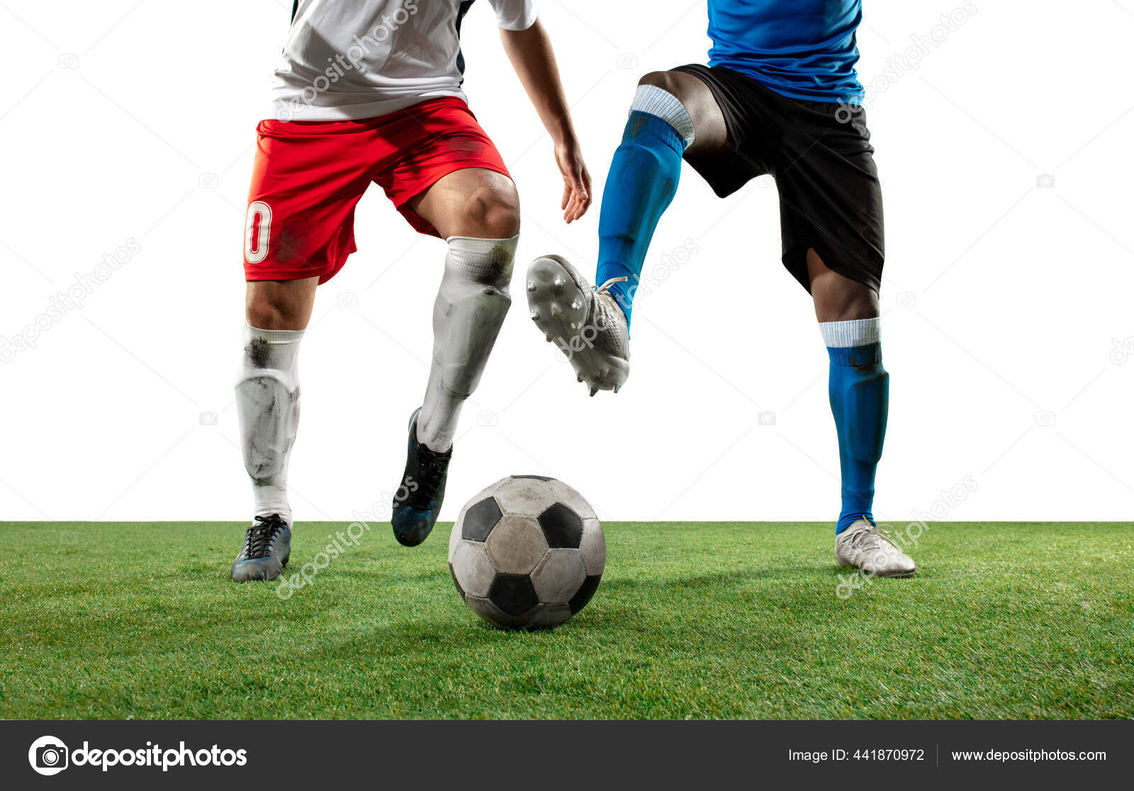 Imagem recortada de dois jogadores de futebol, em movimento, ação
