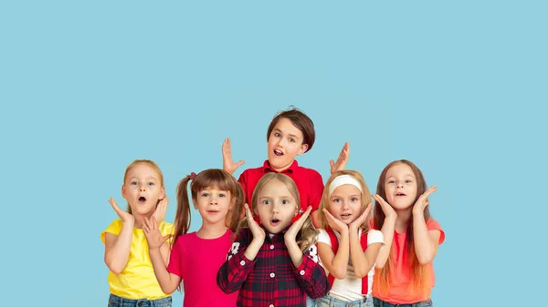 Porträt kleiner Kinder, die isoliert auf blauem Studiohintergrund mit Kopierraum gestikulieren — Stockfoto