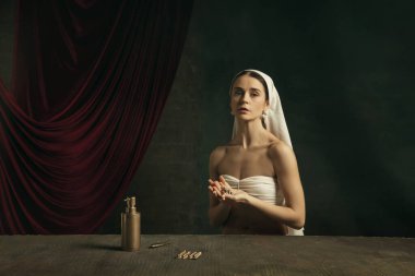 Koronavirüs temalı klasik sanatın modern yeniden yapımı - karanlık arka planda genç bir ortaçağ kadını