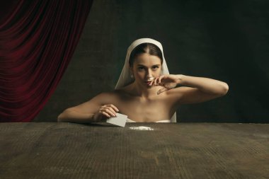 Koronavirüs temalı klasik sanatın modern yeniden yapımı - karanlık arka planda genç bir ortaçağ kadını