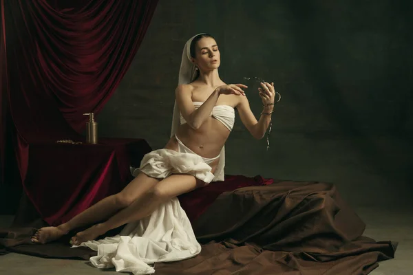 Refilmagem moderna de arte clássica com tema coronavírus - jovem mulher medieval em fundo escuro — Fotografia de Stock