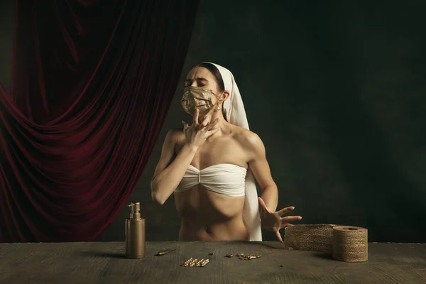 Modernes Remake klassischer Kunstwerke mit Coronavirus-Thema - junge Mittelalterfrau auf dunklem Hintergrund — Stockfoto