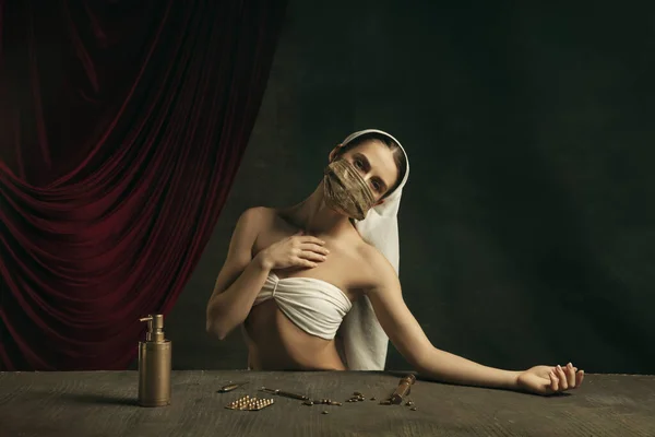 Modernes Remake klassischer Kunstwerke mit Coronavirus-Thema - junge Mittelalterfrau auf dunklem Hintergrund — Stockfoto