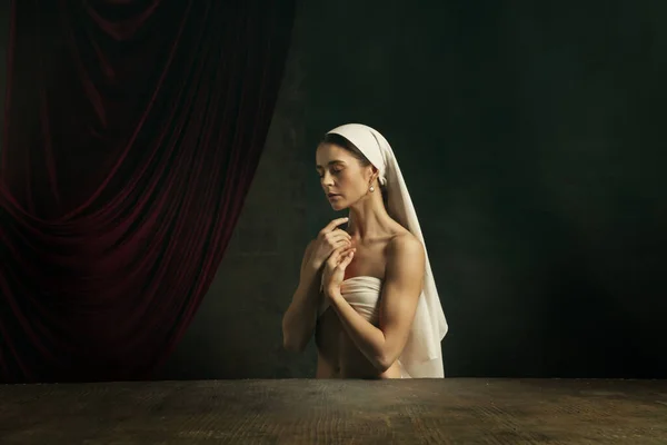Remake moderno de obras de arte clássicas. Jovem mulher medieval no fundo escuro — Fotografia de Stock