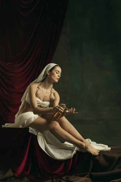 Koronavirüs temalı klasik sanatın modern yeniden yapımı - karanlık arka planda genç bir ortaçağ kadını — Stok fotoğraf