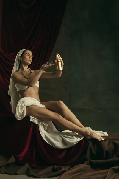 Refilmagem moderna de arte clássica com tema coronavírus - jovem mulher medieval em fundo escuro — Fotografia de Stock