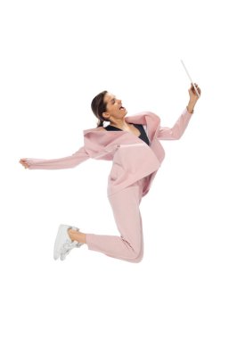 Şık kıyafetler içinde dans eden genç ve mutlu bir kadın kültür tarihinden efsanevi figürler sergiliyor.