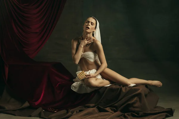 Moderno remake de obras de arte clásicas con tema coronavirus - joven mujer medieval sobre fondo oscuro — Foto de Stock