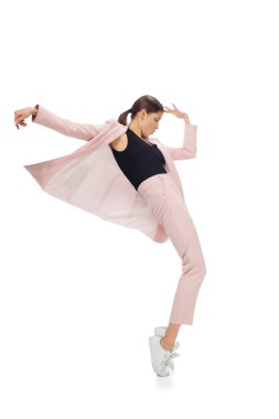 Şık kıyafetler içinde dans eden genç ve mutlu bir kadın kültür tarihinden efsanevi figürler sergiliyor.