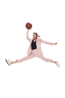 Şık kıyafetler içinde dans eden genç ve mutlu bir kadın kültür tarihinden efsanevi figürler sergiliyor.