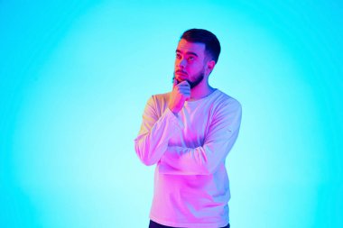 Beyaz adam portresi mavi stüdyo arka planında neon ışıkta izole edilmiş. İnsan duyguları kavramı, yüz ifadesi, satış, reklam.