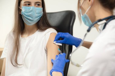 Hastaneye enjekte edilen şırıngayı kullanarak hastaya aşı yapan doktor ya da hemşire kapatın.