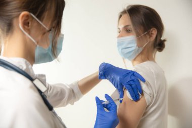 Hastaneye enjekte edilen şırıngayı kullanarak hastaya aşı yapan doktor ya da hemşire kapatın.