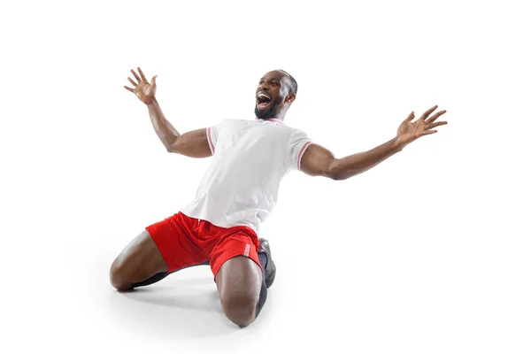 Profesyonel futbolun komik duyguları, beyaz stüdyo arka planında izole edilmiş futbolcu, oyunda heyecan — Stok fotoğraf