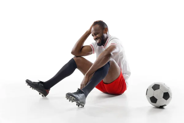 Roliga känslor av professionell fotboll, fotbollsspelare isolerad på vit studio bakgrund, spänning i spelet — Stockfoto