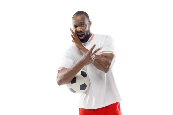 Emozioni divertenti di calcio professionale, giocatore di calcio isolato su sfondo bianco studio, eccitazione nel gioco — Foto Stock