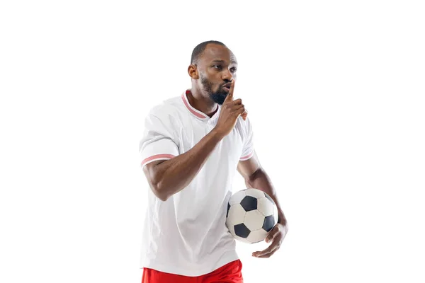 Emozioni divertenti di calcio professionale, giocatore di calcio isolato su sfondo bianco studio, eccitazione nel gioco — Foto Stock