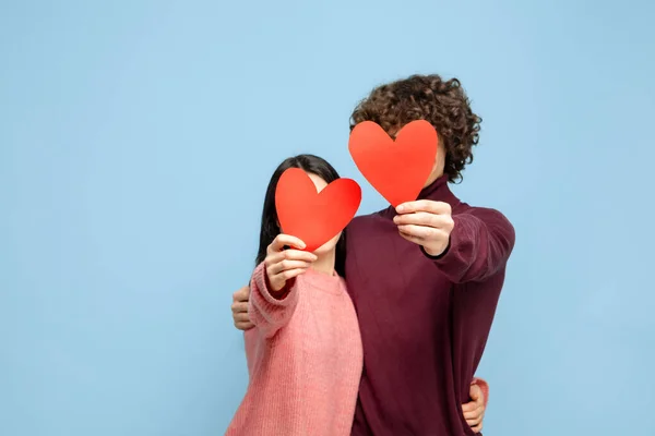 Hermosa pareja enamorada en el fondo del estudio azul. Día de San Valentín, concepto de amor y emociones —  Fotos de Stock