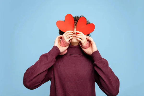 Beau couple amoureux sur fond bleu studio. Saint Valentin, concept amour et émotions — Photo