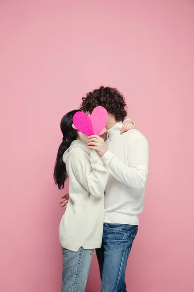 Jong, mooi koppel verliefd op roze studioachtergrond. Valentijnsdag, liefde en emoties concept — Stockfoto