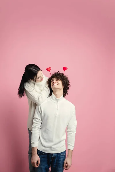 Joven, hermosa pareja enamorada en el fondo del estudio rosa. Día de San Valentín, concepto de amor y emociones —  Fotos de Stock