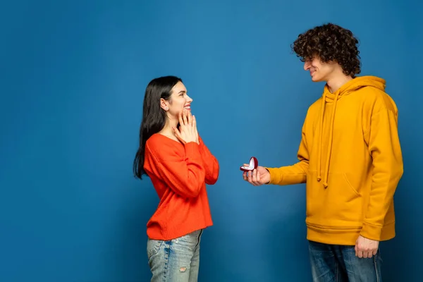 Hermosa pareja enamorada en el fondo del estudio azul. Día de San Valentín, concepto de amor y emociones — Foto de Stock