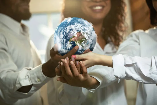 Médicos segurando um globo mundial nas mãos, conceito de saúde mundial, apoio — Fotografia de Stock