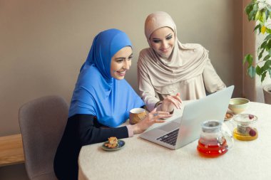 Kafe veya restoranda buluşan güzel Arap kadınları, arkadaşlar veya iş görüşmeleri