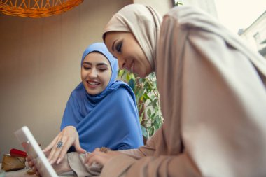 Kafe veya restoranda buluşan güzel Arap kadınları, arkadaşlar veya iş görüşmeleri