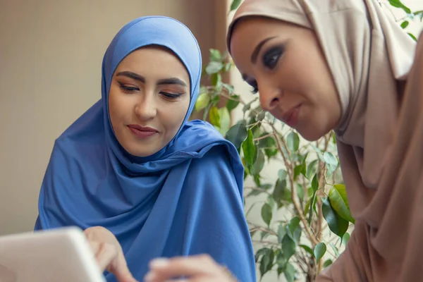 Belle donne arabe che si incontrano al caffè o al ristorante, amici o incontri d'affari — Foto Stock