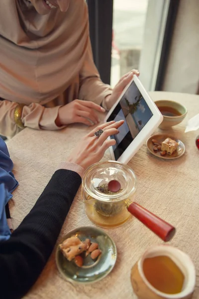 Kafe veya restoranda buluşan güzel Arap kadınları, arkadaşlar veya iş görüşmeleri — Stok fotoğraf