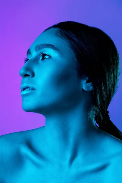 Gyönyörű keleti nő portré elszigetelt gradiens stúdió háttér neon fény, monokróm — Stock Fotó