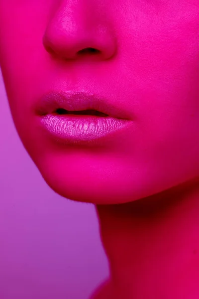 Όμορφη ανατολίτικη γυναίκα πορτρέτο απομονώνονται σε ροζ στούντιο φόντο σε νέον φως, μονόχρωμο — Φωτογραφία Αρχείου