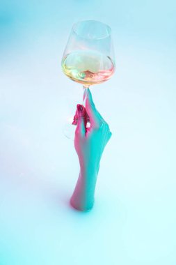 Süt banyosundan neon ışıklarıyla parlayan kadın elini kapat.