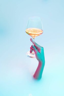 Süt banyosundan neon ışıklarıyla parlayan kadın elini kapat.