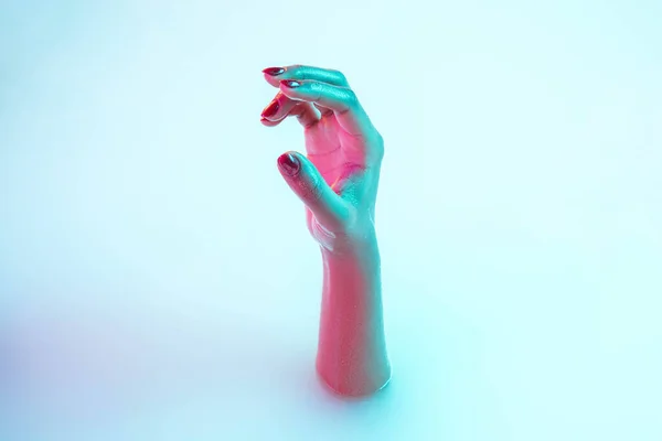 Cerca de la mano femenina gesto del baño de leche con suave resplandor en luz de neón —  Fotos de Stock