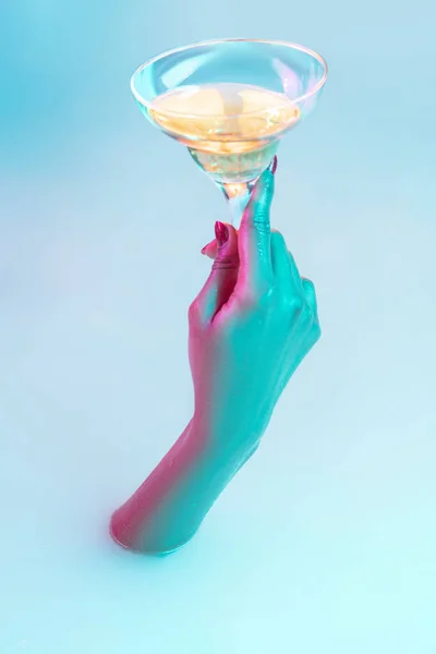 Закройте женскую руку жестом из молочной ванны с мягким светящимся неоновым светом — стоковое фото