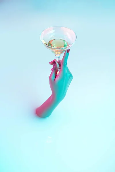Närbild kvinnlig hand gester från mjölkbadet med mjuk glödande i neon ljus — Stockfoto