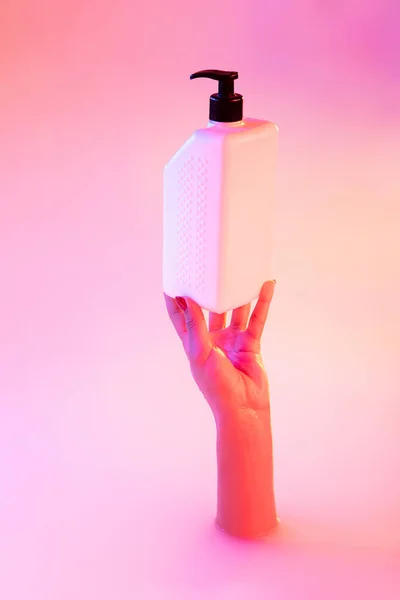 Close up weibliche Hand gestikuliert aus dem Milchbad mit weichem Leuchten in Neonlicht — Stockfoto