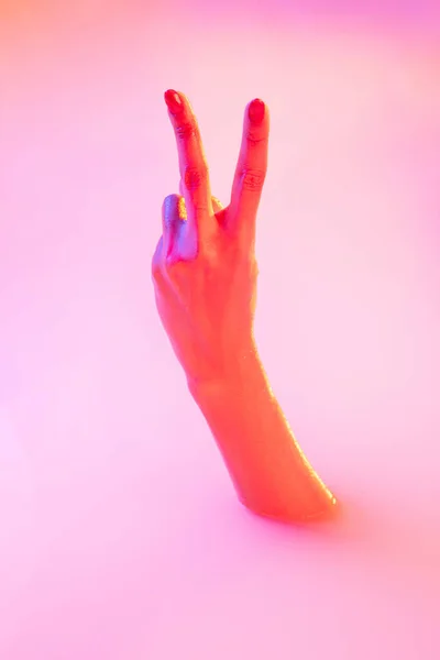 Close up mão feminina gesticulando a partir do banho de leite com brilho suave em luz de néon — Fotografia de Stock