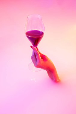 Süt banyosundan neon ışıklarıyla parlayan kadın elini kapat.