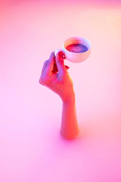 Cerca de la mano femenina gesto del baño de leche con suave resplandor en luz de neón — Foto de Stock