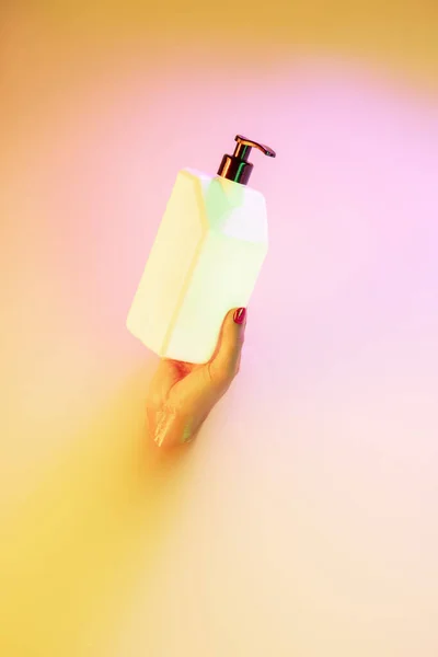 Süt banyosundan neon ışıklarıyla parlayan kadın elini kapat. — Stok fotoğraf