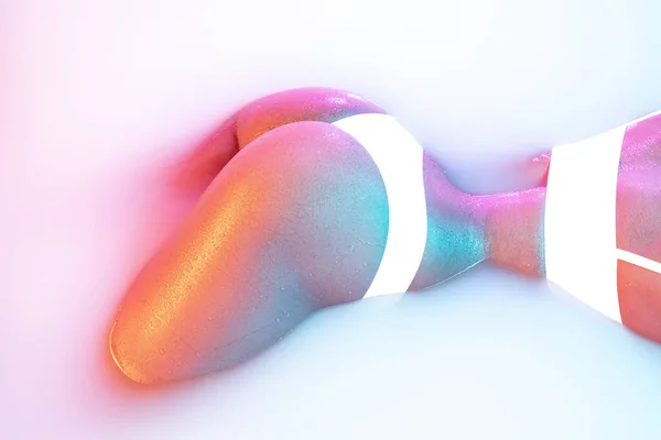 Tæt på kvindelig krop i mælkebadet med blød glødende i neonlys - Stock-foto