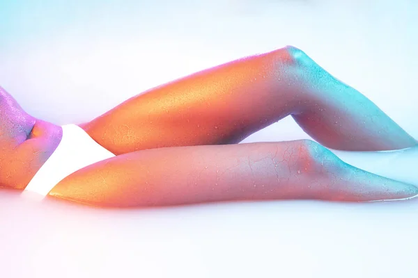 Close up corpo feminino no banho de leite com macio brilhando em luz de néon — Fotografia de Stock