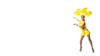 Karnaval içinde güzel bir genç kadın. Beyaz stüdyo arka planında tüyleri dans eden şık bir maskeli balo kostümü..