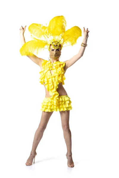 Mulher bonita no carnaval, traje de mascarada elegante com penas dançando no fundo do estúdio branco. Conceito de feriados celebração, tempo festivo, dança, festa, se divertindo — Fotografia de Stock