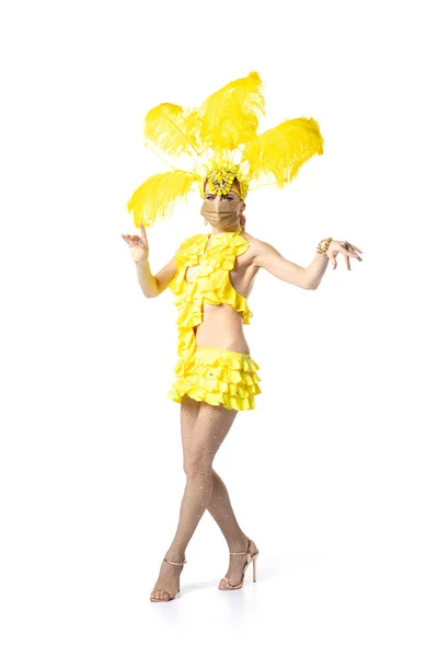 Mulher bonita no carnaval, traje de mascarada elegante com penas dançando no fundo do estúdio branco. — Fotografia de Stock