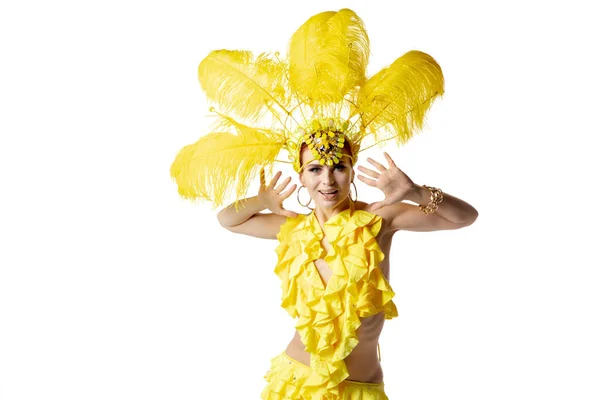 Mulher bonita no carnaval, traje de mascarada elegante com penas dançando no fundo do estúdio branco. — Fotografia de Stock